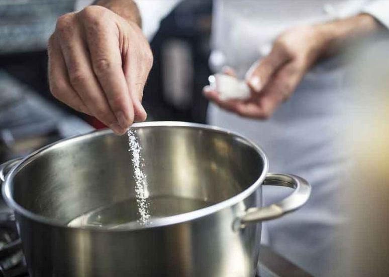 Những Nguy Cơ Từ Việc Ăn Quá Ít Muối Dài Hạn