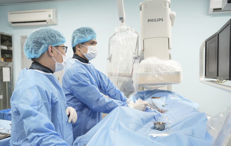 Nút mạch kết hợp phẫu thuật nội soi điều trị ung thư gan đa ổ- Ảnh 1.
