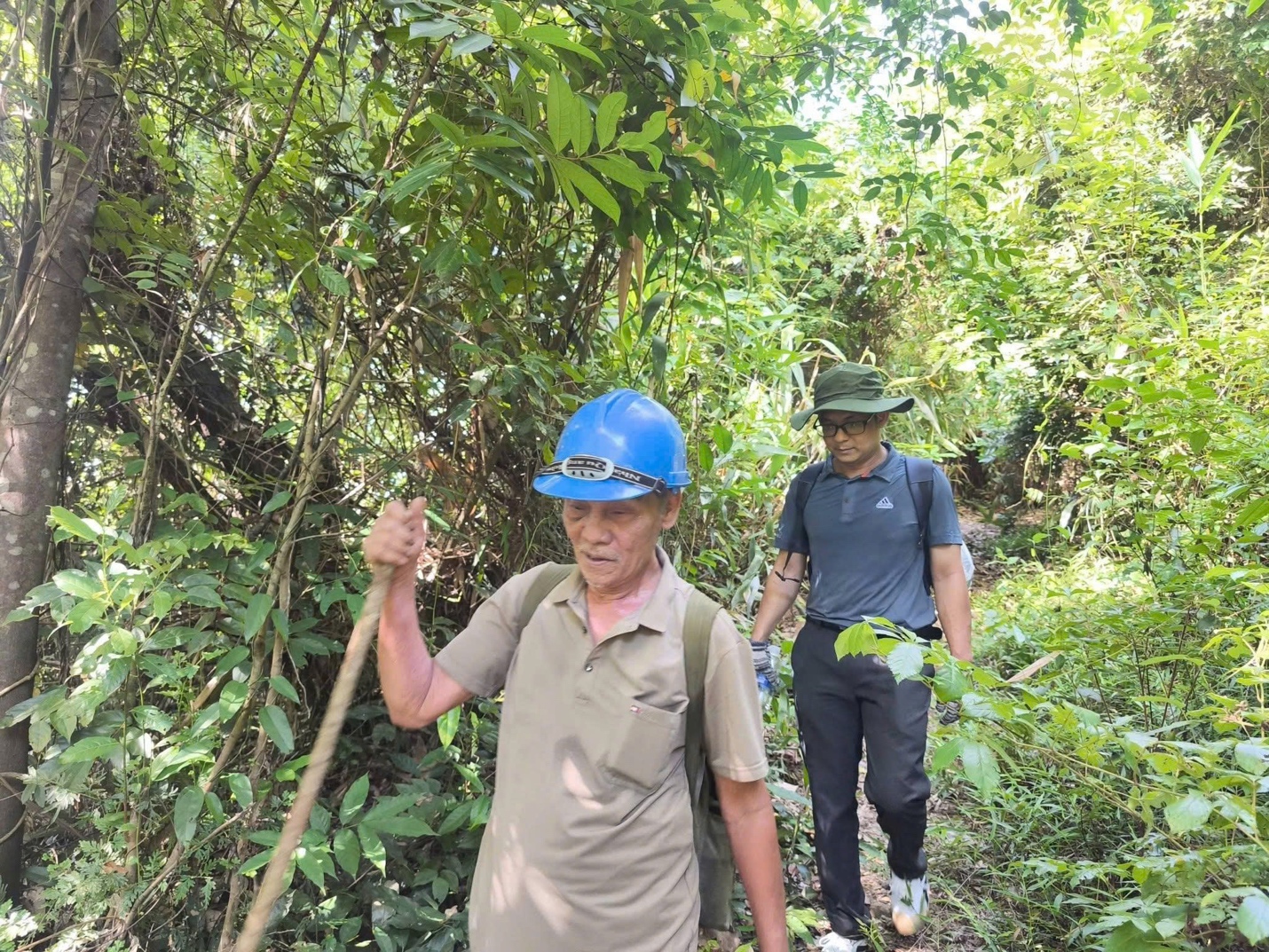 Cựu chiến binh 77 tuổi dẫn đoàn khảo sát tìm nghi hài cốt đồng đội ở thượng nguồn khe