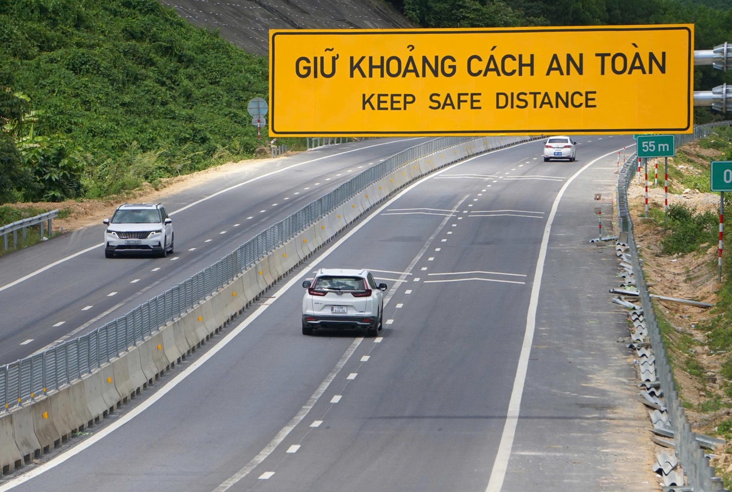 photo-1787899280704-17878992809501523937050 Hiện trạng tuyến cao tốc La Sơn – Hoà Liên đã hoàn thiện 4 làn xe - Ảnh 6.