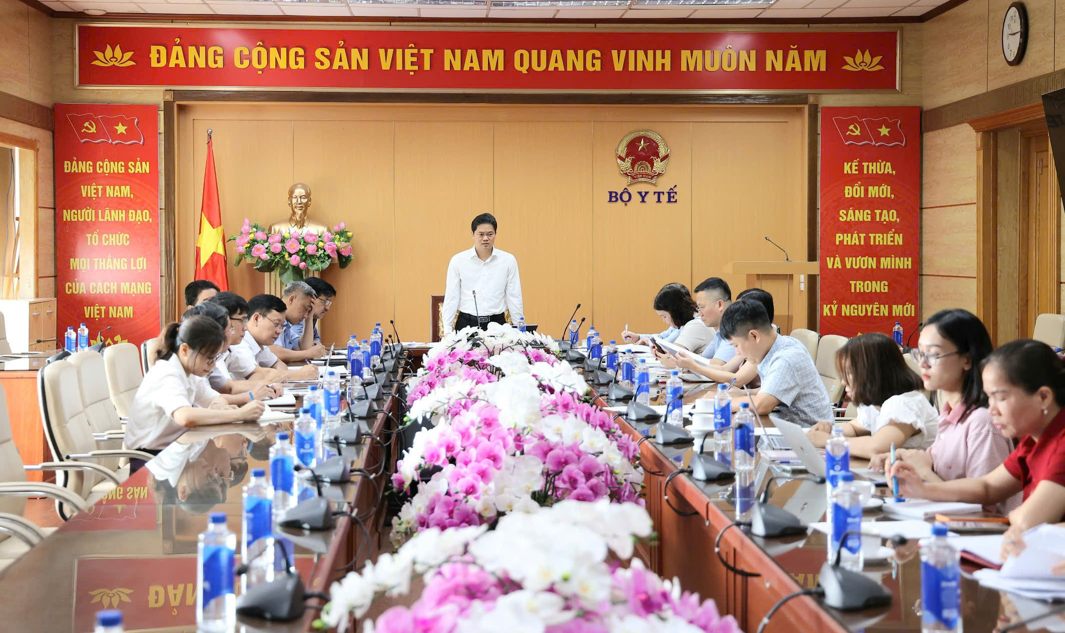 Chủ Trương Đổi Mới Chiến Lược Truyền Thông Y Tế: Tầm Nhìn Chủ Động và Chuyên Nghiệp