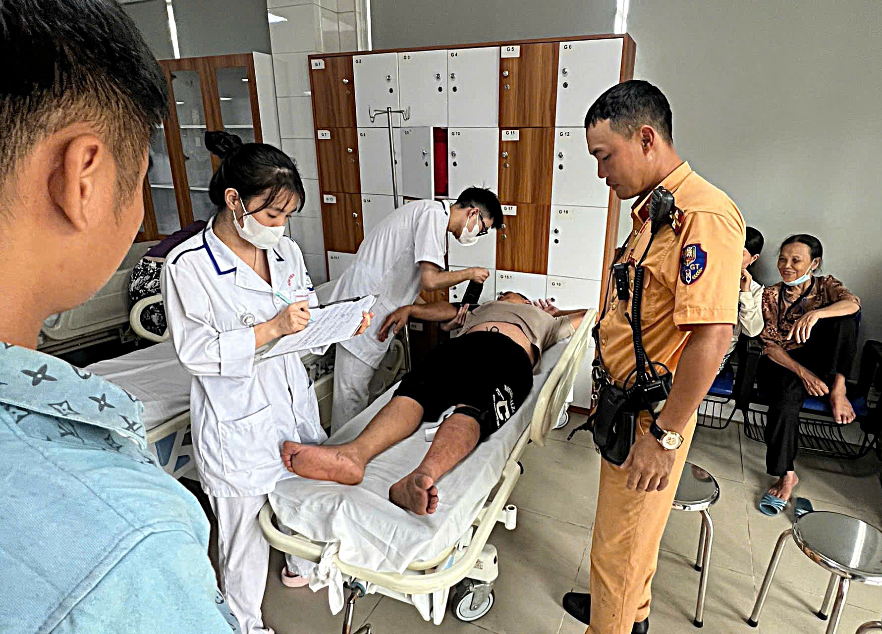 Hành Động Khẩn Cấp: CSGT Hà Nội Giải Cứu Nạn Nhân Bị Rắn Cắn Trong Cơn Mưa Lớn