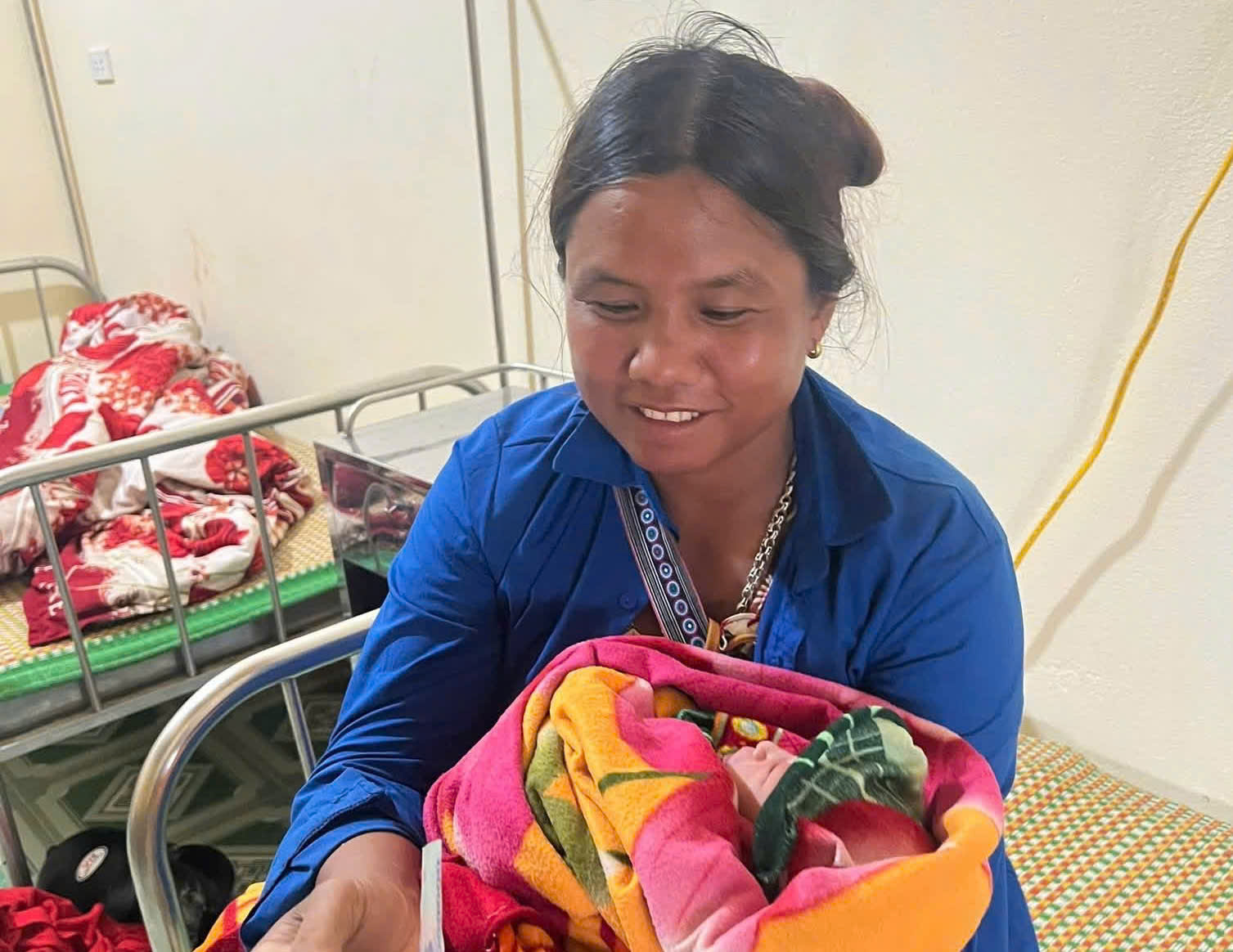 Sự Kiện Đặc Biệt: Hỗ Trợ Sinh Con Giữa Rừng Nhờ Sự Phối Hợp Giữa Y Tế và Công An