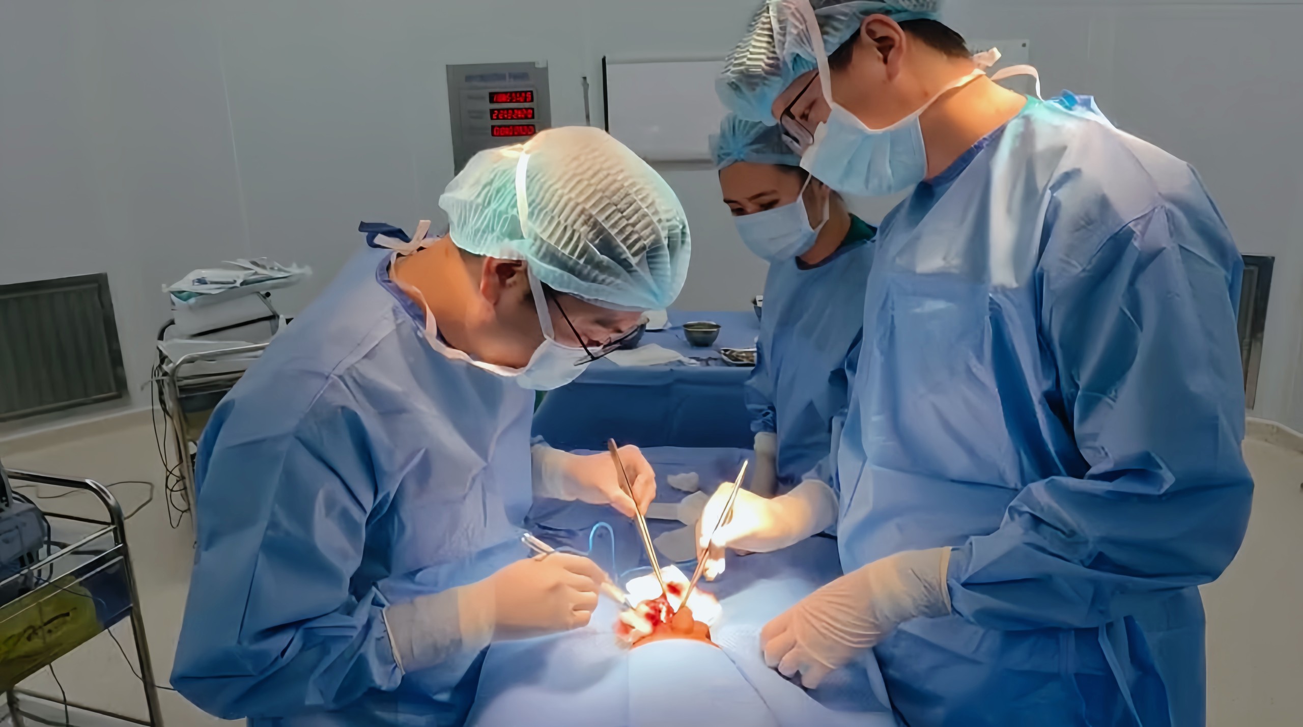Cấp cứu và bảo tồn tinh hoàn ở trẻ: bài học từ ca chấn thương bìu do tai nạn xe đạp
