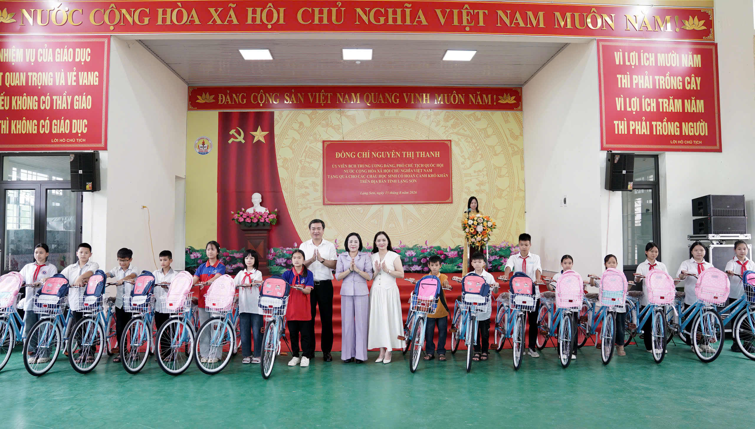 Phó Chủ tịch Quốc hội: Mỗi trường học vùng biên là một mái nhà ấm áp- Ảnh 2.