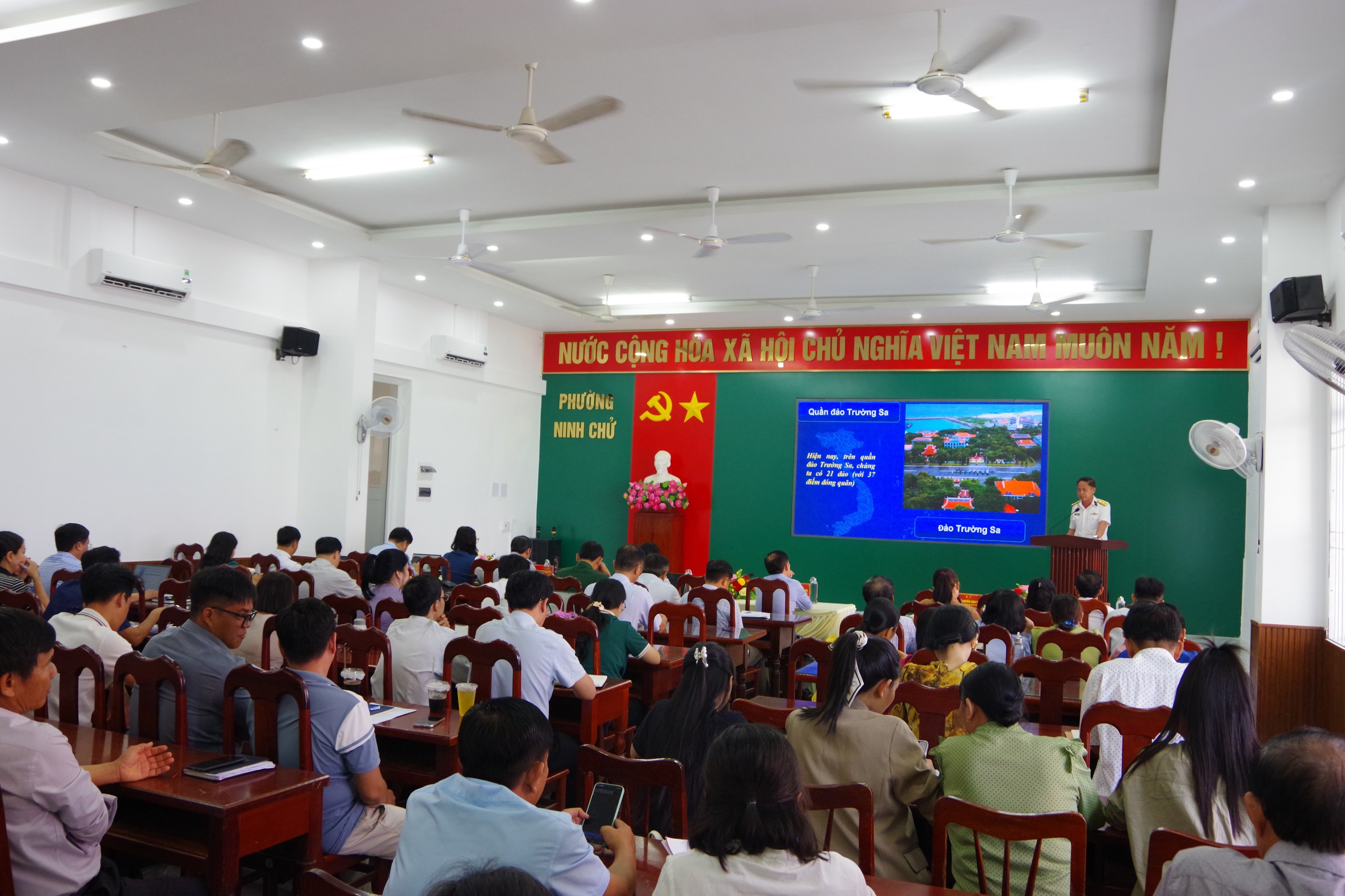 Lữ đoàn 146 lan tỏa hiểu biết về biển đảo tới gần 400 cán bộ và cộng đồng ở Khánh Hòa