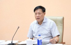 Nguy cơ tiềm ẩn từ việc uống nước suối trong khi bơi lội