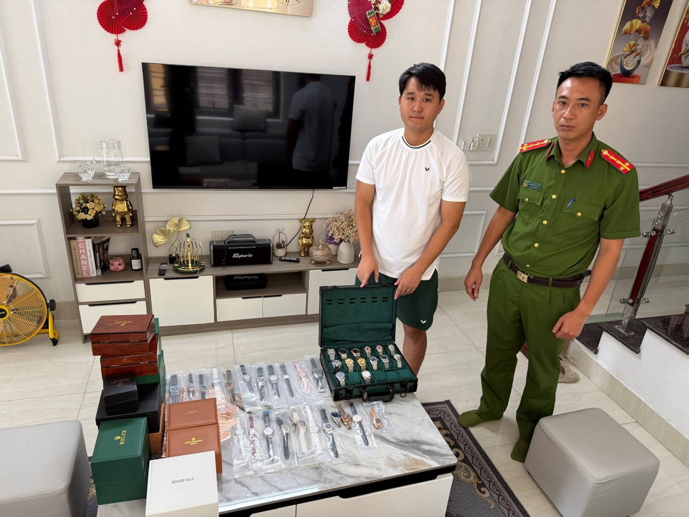 vu-van-dat-va-so-tang-vat-bi-thu-giu-17862723111911534239790 Bại Tướng Trong Cuộc Chiến Đối Phó Với Đồng Hồ Giả Tại Quảng Ninh- Ảnh 1.