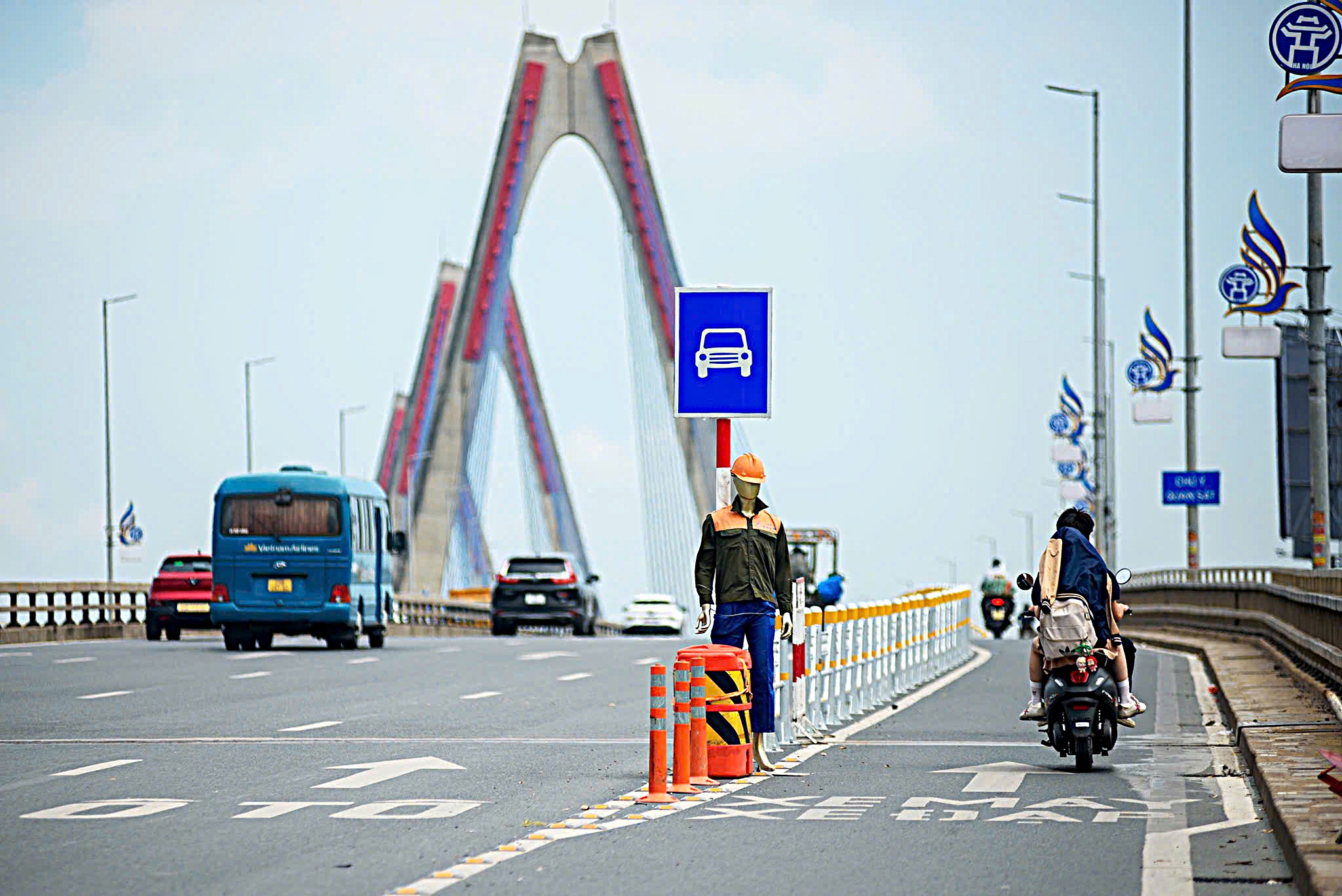 Những Biện Pháp Mới Từ Hà Nội Để Tăng Cường An Toàn Giao Thông Trên Các Cây Cầu