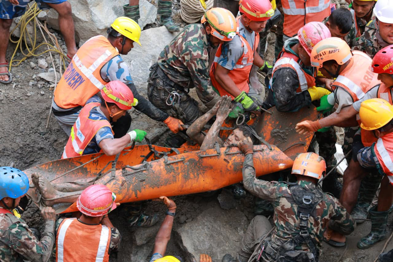 Thoát khỏi bóng tối: Hai công nhân được đưa ra sau 9 ngày kẹt trong hầm thủy điện Nepal