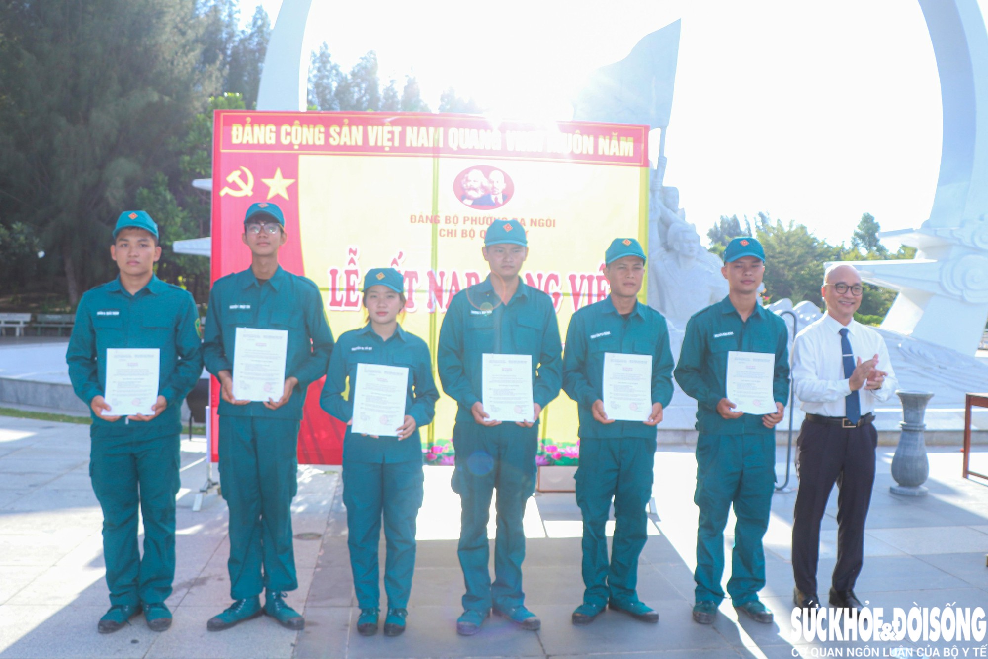 Lễ Kết Nạp Đảng Tại Khu Tưởng Niệm Gạc Ma - Ảnh 2.
