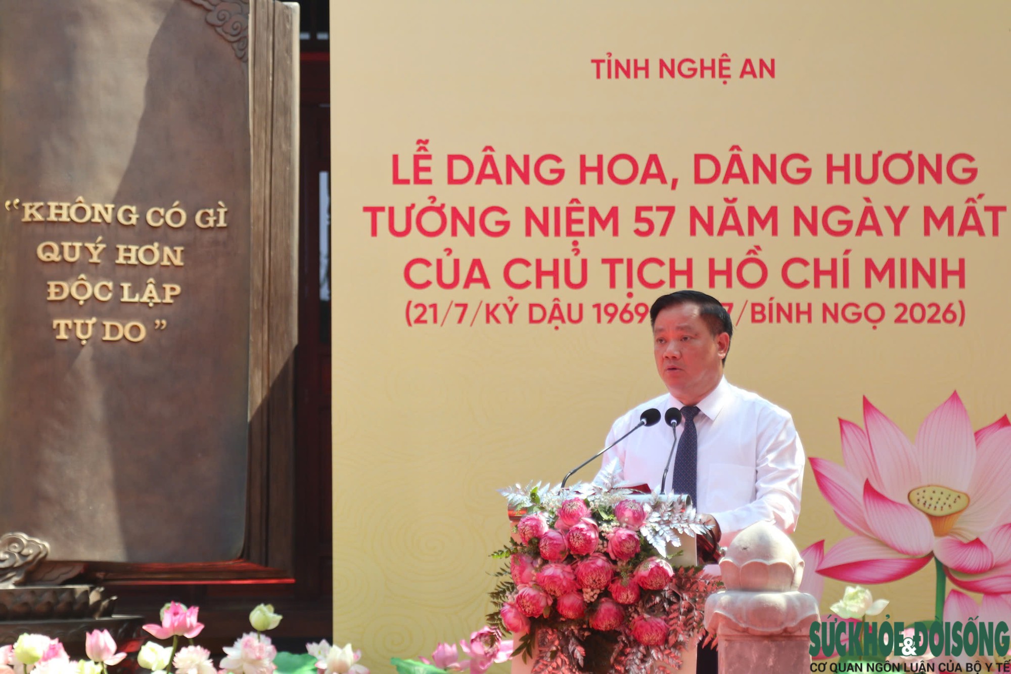 Dâng hoa, dâng hương tưởng niệm Chủ tịch Hồ Chí Minh- Ảnh 1.