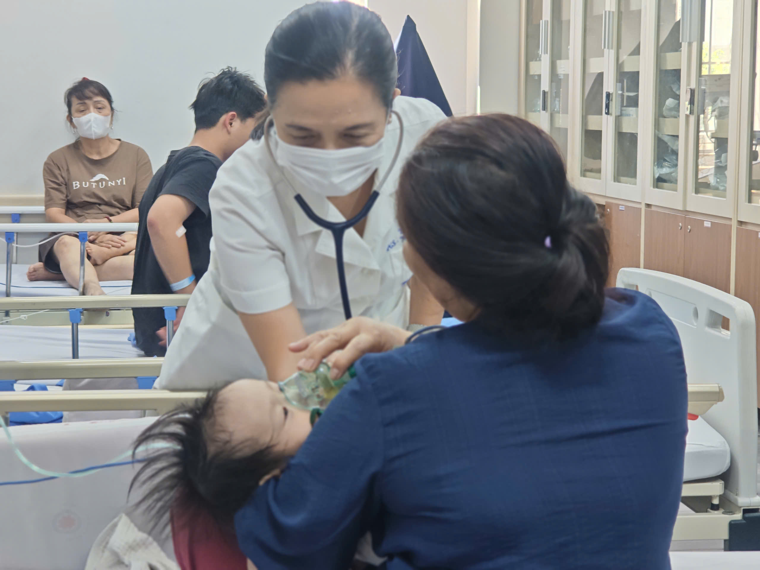 bs-thuy-1788088096285714911777 Vì sao RSV triệu chứng như cúm, nhưng trẻ sơ sinh dễ suy hô hấp, nguy kịch?- Ảnh 1.