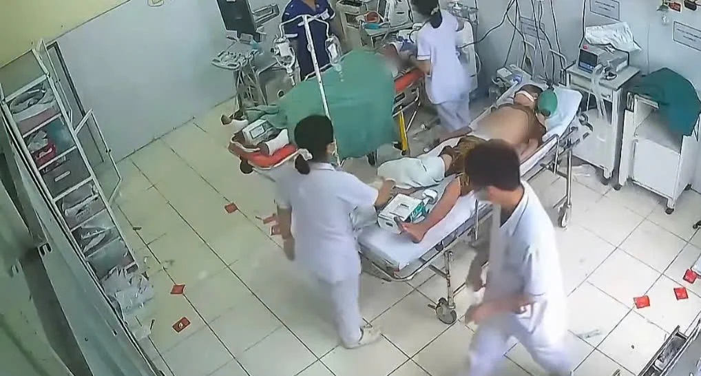 Bác sĩ khẩn trương cứu hai người trong vụ cháy nhà ở Khánh Hòa- Ảnh 1.