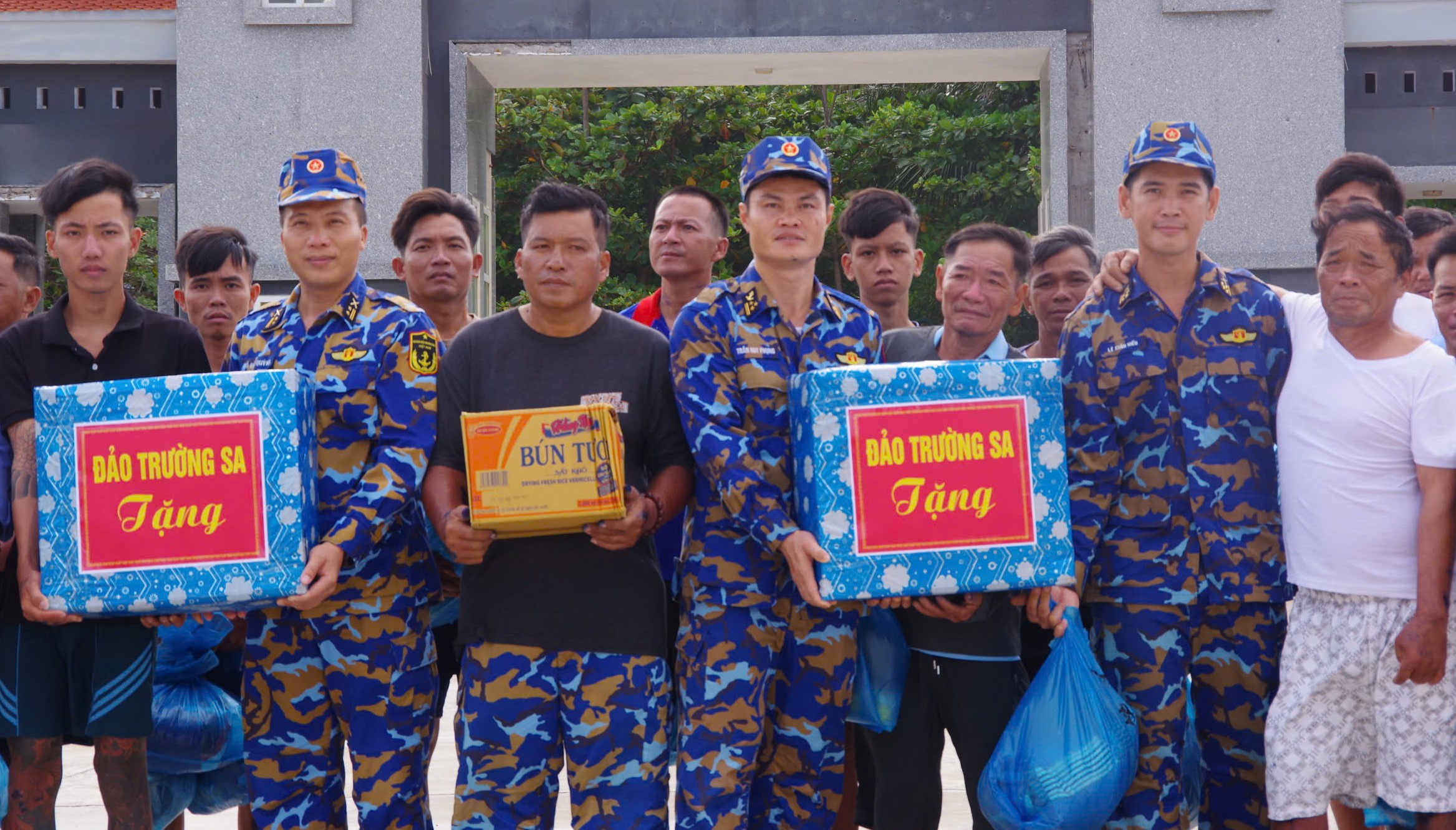 Bàn giao 32 ngư dân gặp nạn trên biển để đưa về đất liền- Ảnh 2.