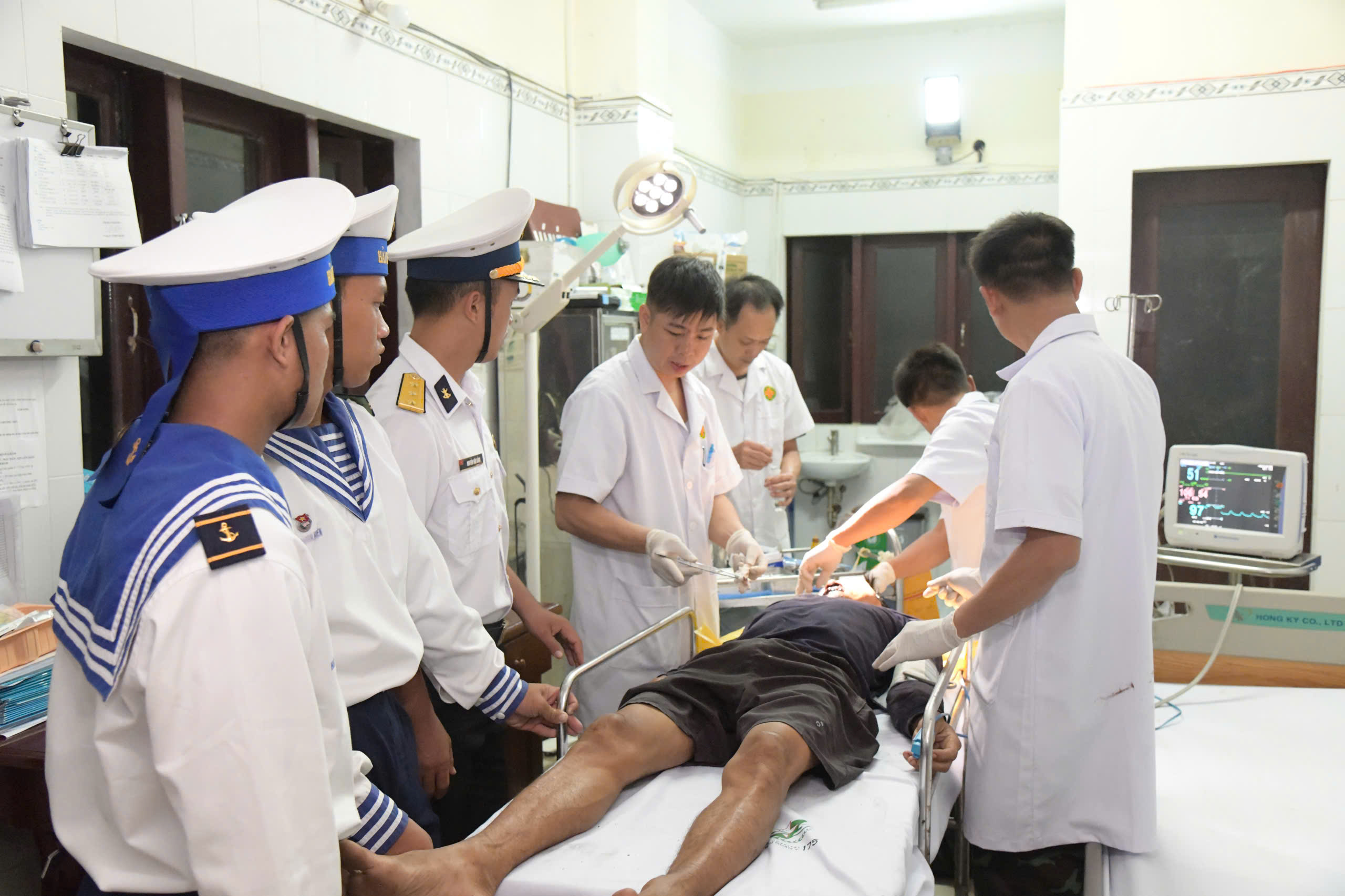 Quân y trên đảo khẩn trương cấp cứu cho ngư dân. Quân y trên đảo khẩn trương cấp cứu cho ngư dân. Ảnh: Thành Vũ.