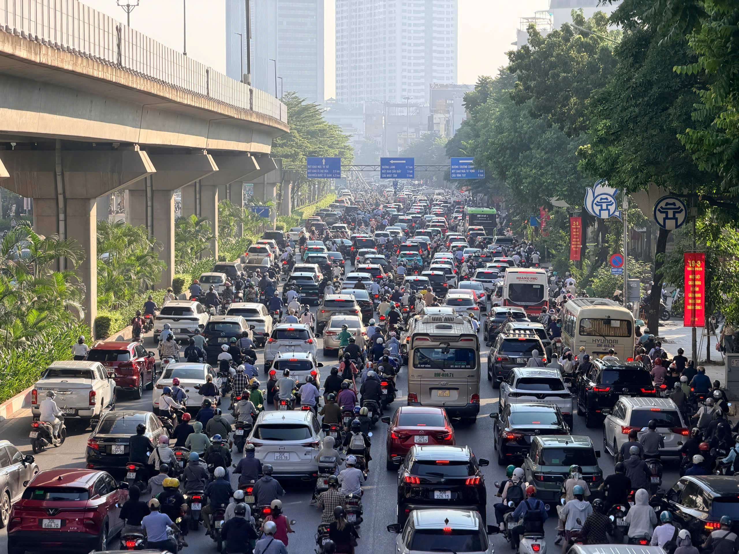 Giao thông Hà Nội 'nghẹt thở' trong ngày đầu trở lại làm việc sau kỳ nghỉ 2/9- Ảnh 3.