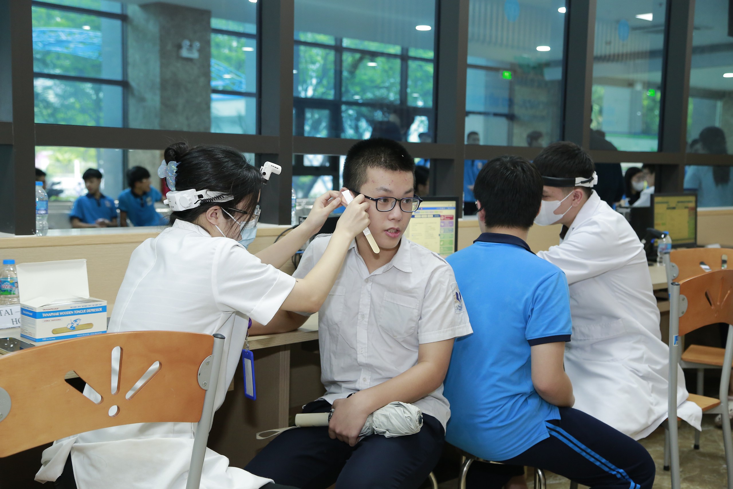 Kiểm tra sức khỏe cho học sinh đầu năm học mới 2026-2027 tại Phường Hoàng Liệt, TP Hà Nội. Ảnh: Huyền Trang