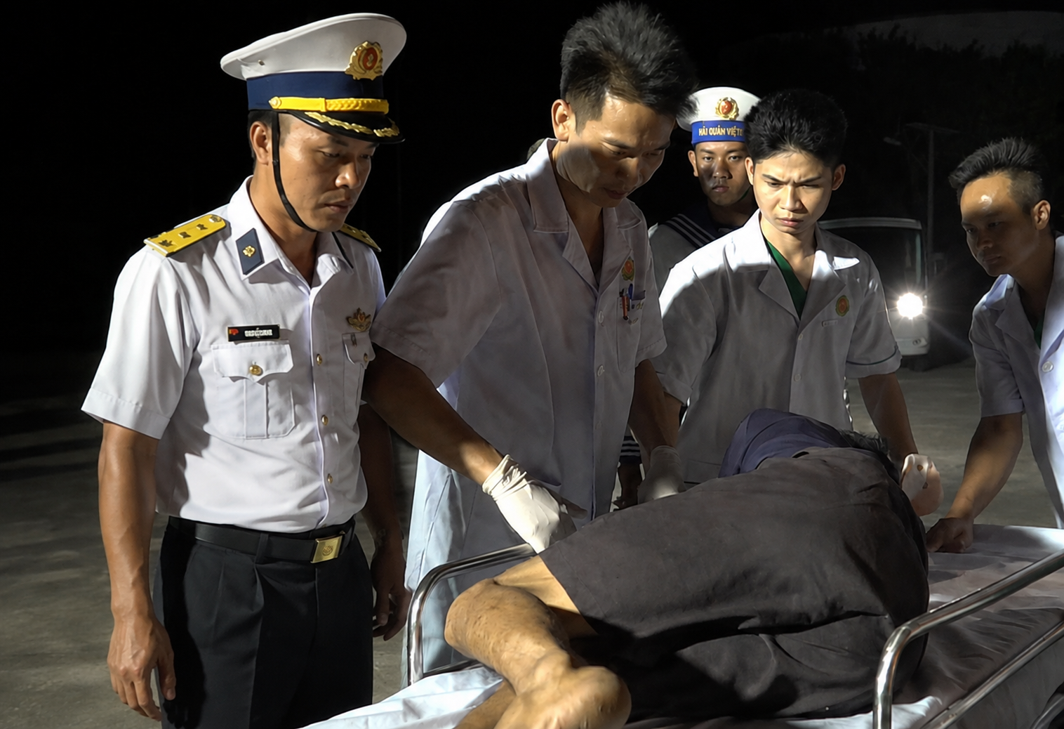 Ngư dân được khẩn trương đưa vào Bệnh xá đảo Trường Sa. Ngư dân được khẩn trương đưa vào Bệnh xá đảo Trường Sa. Ảnh: Thành Vũ.