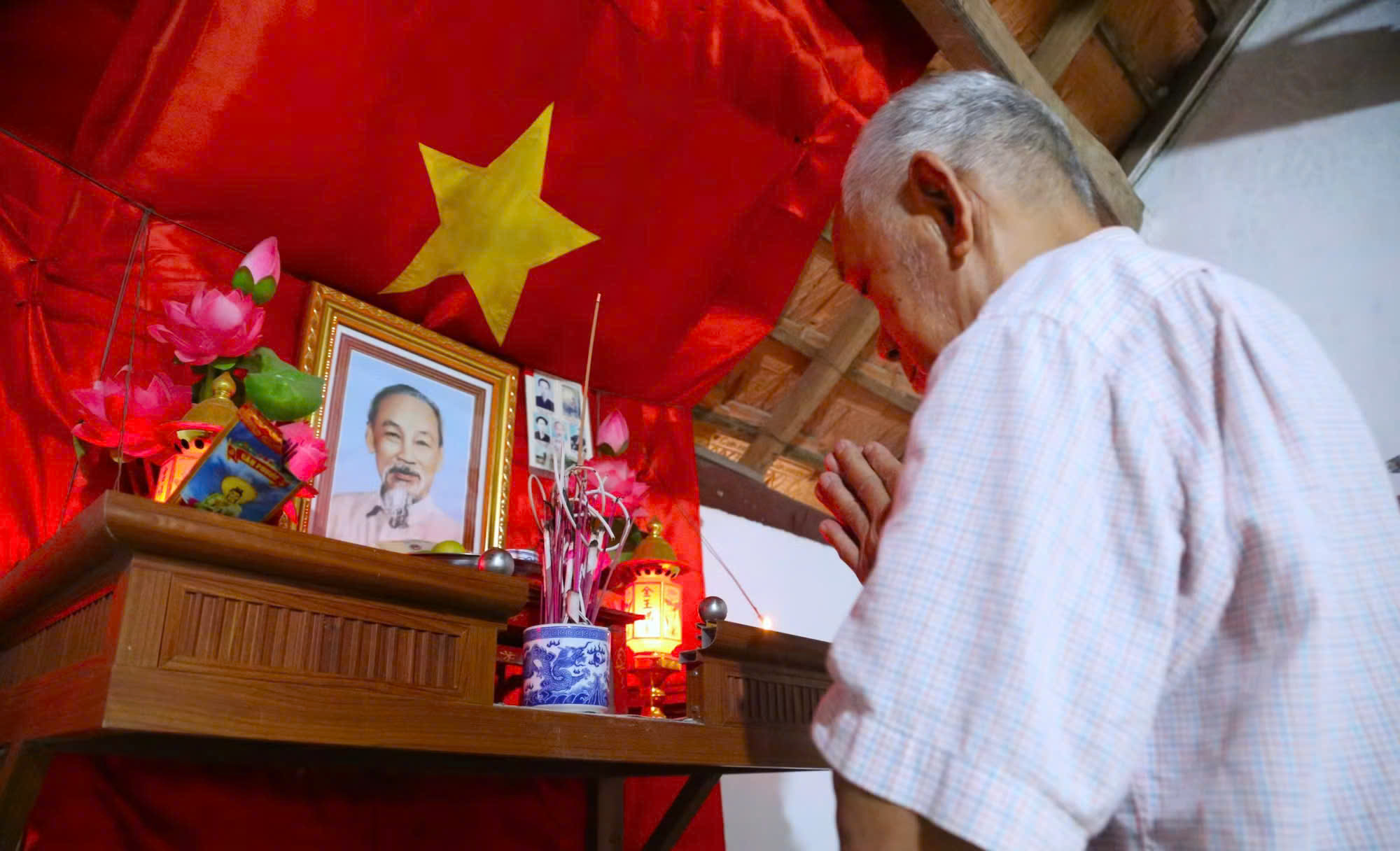 nhung-ban-tho-bac-ho-o-que-nha-trong-ngay-quoc-khanh2-17883118167912099370151 Những bàn thờ Bác Hồ ở quê nhà trong ngày Quốc khánh- Ảnh 2.