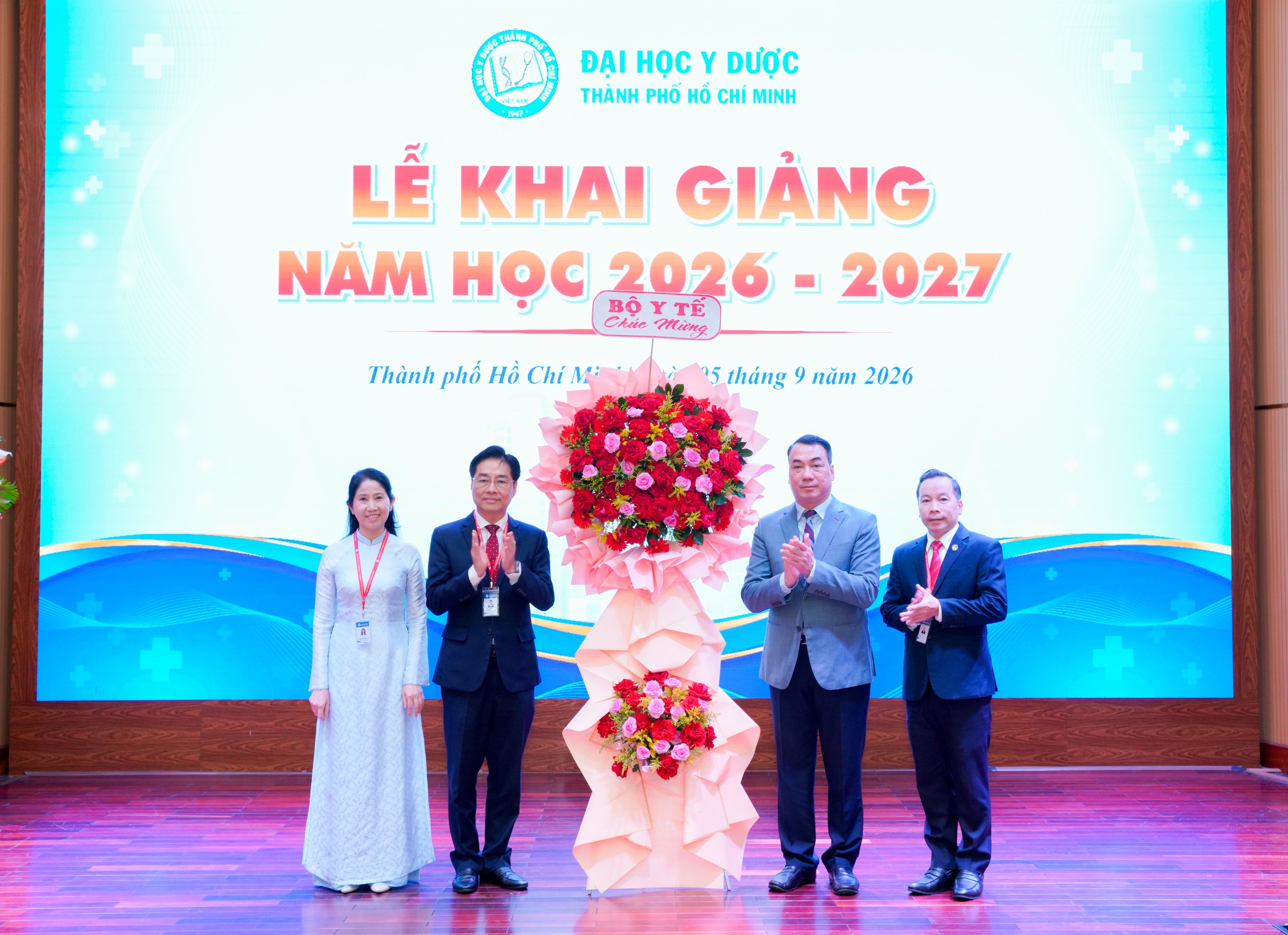 tha8342-1788585652435348469008 Ngày khai giảng đặc biệt của 20 thủ khoa Đại học Y Dược TPHCM - Ảnh 2.