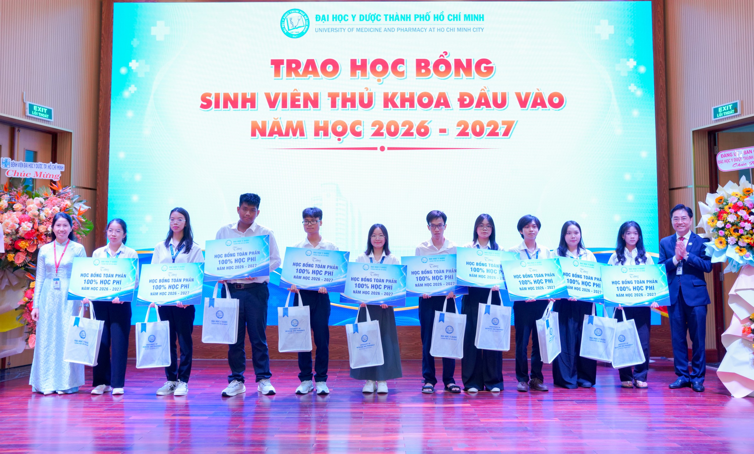 tha8406-2-17885856524691652486384 Ngày khai giảng đặc biệt của 20 thủ khoa Đại học Y Dược TPHCM - Ảnh 4.