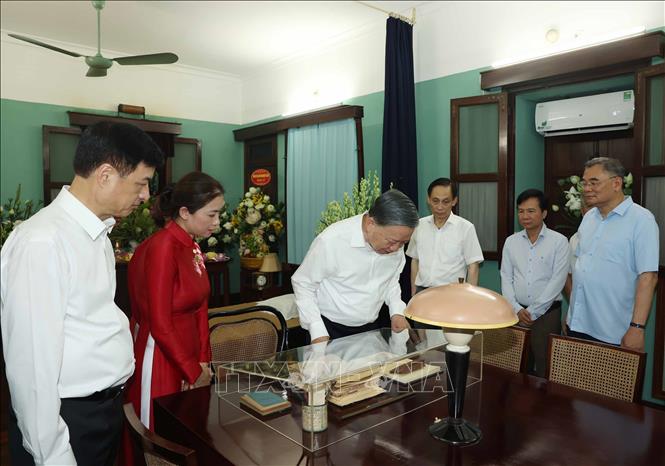 Tổng Bí thư, Chủ tịch nước Tô Lâm dâng hương tưởng nhớ Chủ tịch Hồ Chí Minh- Ảnh 4.