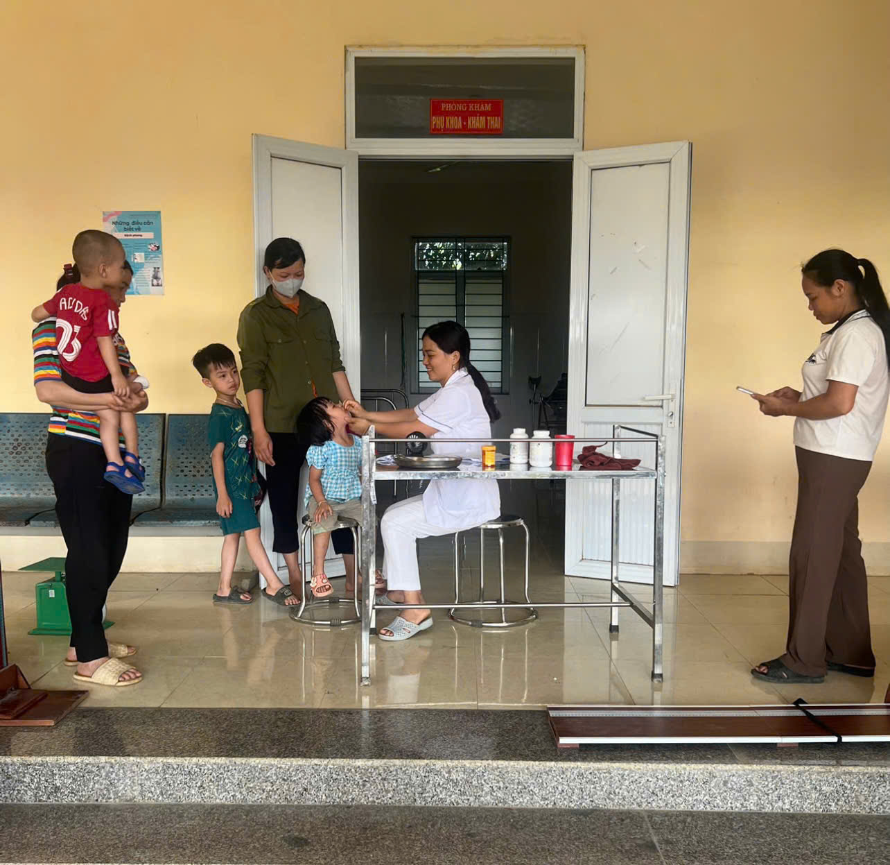 tram-y-te-long-coc-kham-suc-khoe-1788156440054687397096 Đổi mới toàn diện y tế cơ sở tại xã vùng cao Long Cốc - Ảnh 3.