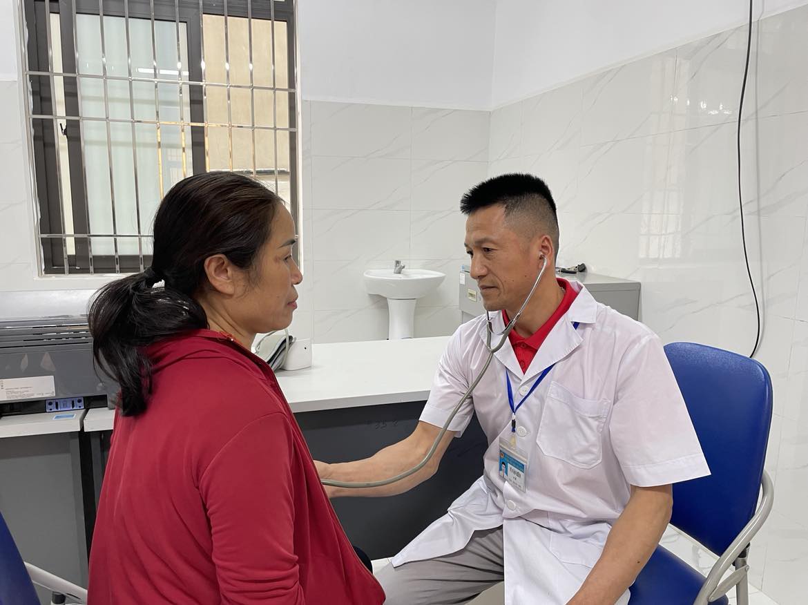 y-te-co-so-1712543804267451894945 Đề xuất phụ cấp 80% để thu hút nhân lực y tế về vùng khó khăn- Ảnh 1.