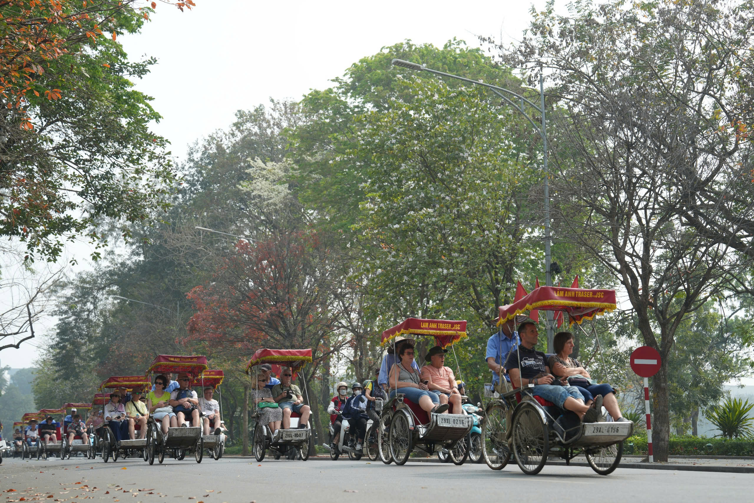 Tiết trời miền Bắc se lạnh, cảnh báo mưa dông diện rộng và tác động theo vùng